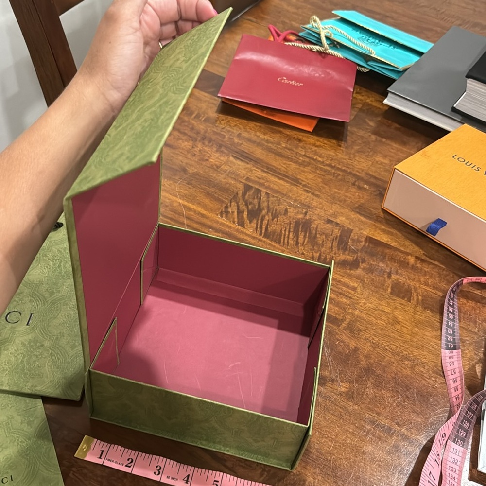 Authentic green magnetic closure Gucci gift box & bag and receipt card. - Picture 3 of 7